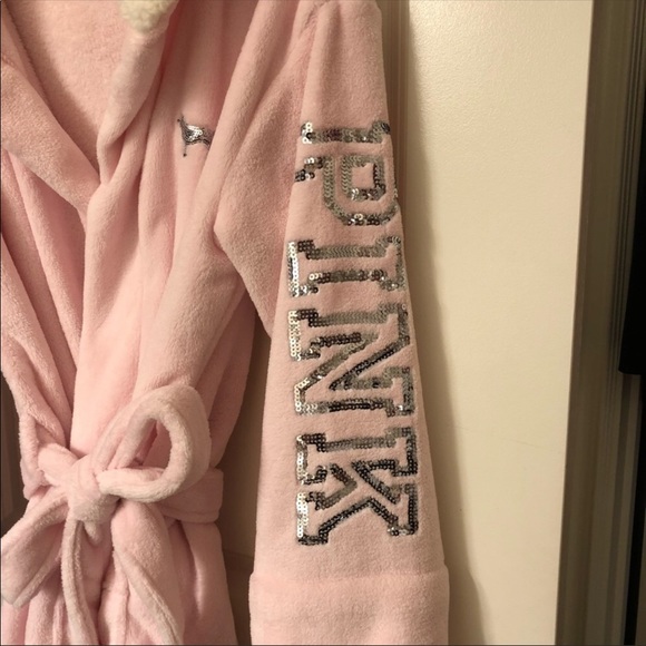 Robe - Picture 2 of 4